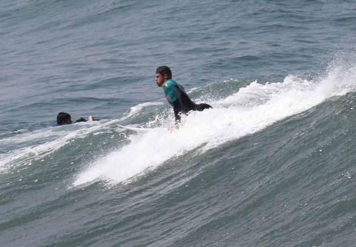 Cauã Reymond relaxa com surf na Prainha