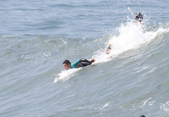 Cauã Reymond relaxa com surf na Prainha