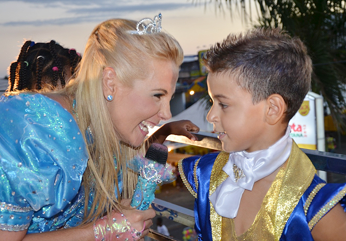 Carla Perez canta com os filhos em micareta na Bahia