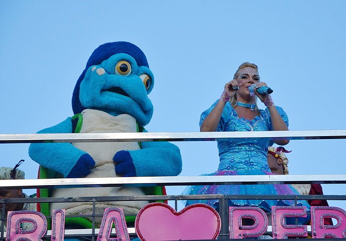 Carla Perez canta com os filhos em micareta na Bahia