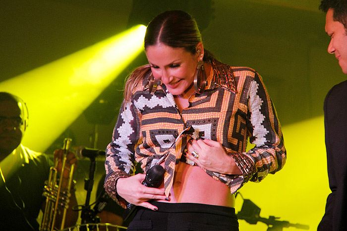 Claudia Leitte mostra a barriguinha de grávida