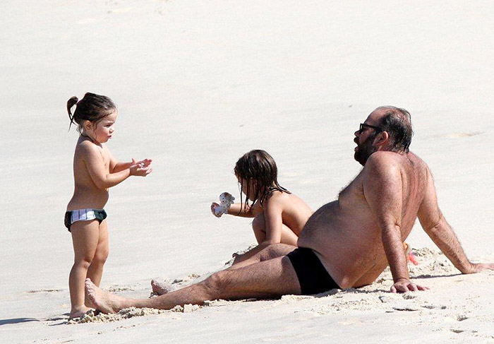 Otávio Müller se diverte com a família em praia carioca