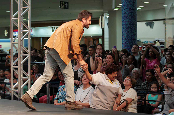 Eriberto Leão arranca suspiros ao desfilar em shopping