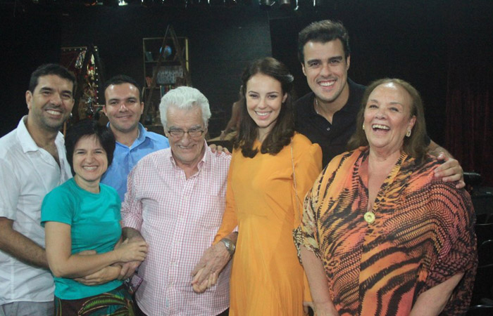 Joaquim Lopes faz aniversário e ganha bolo durante peça Ofuxico