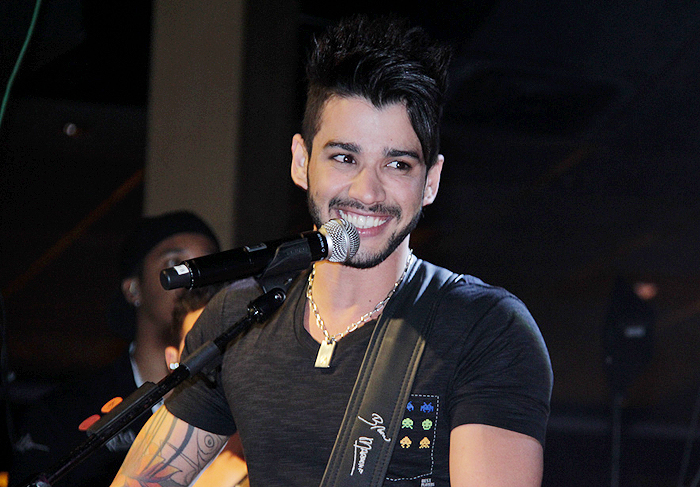 Luan Santana curte show com panicat, em SP