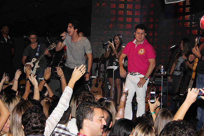 Luan Santana cantou com Bruno e Marrone.