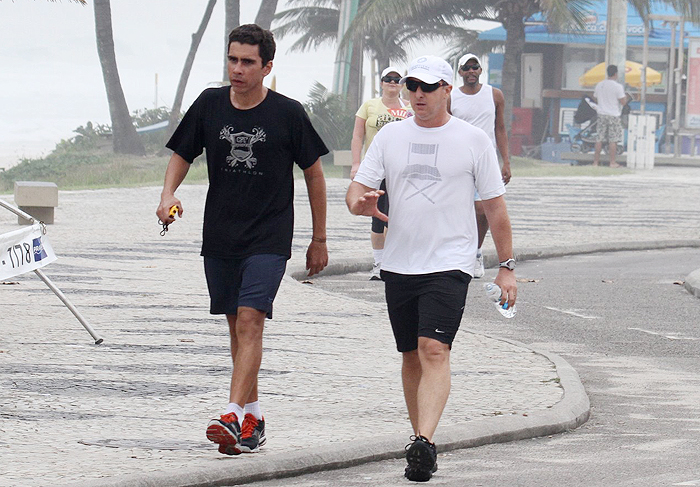 Luciano Huck corre para manter a boa forma