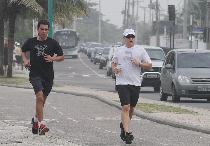 Luciano Huck corre para manter a boa forma