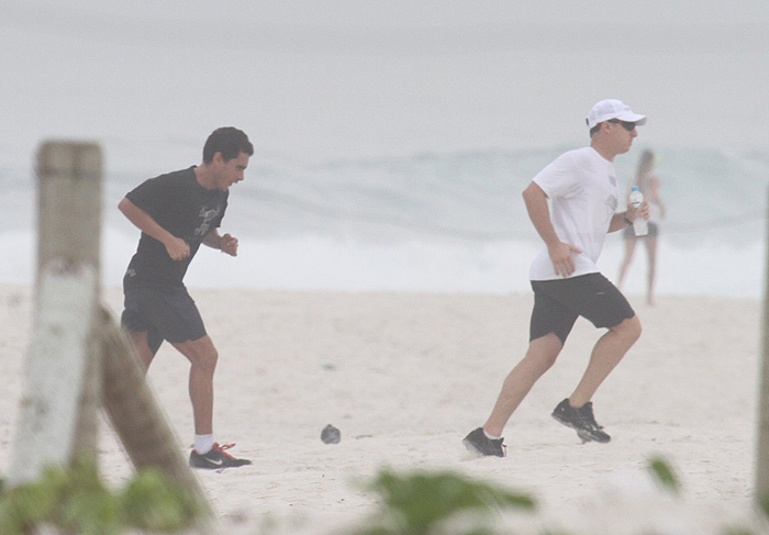 Luciano Huck corre para manter a boa forma