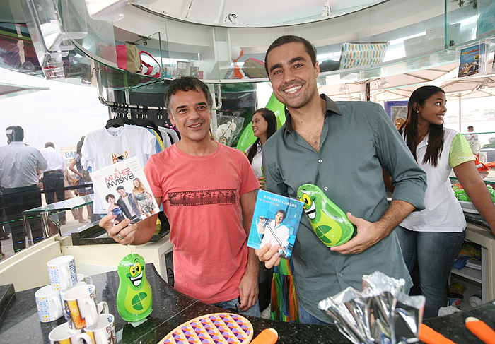 Ricardo Pereira e Diogo Vilela vão ao lançamento do quiosque da Globo