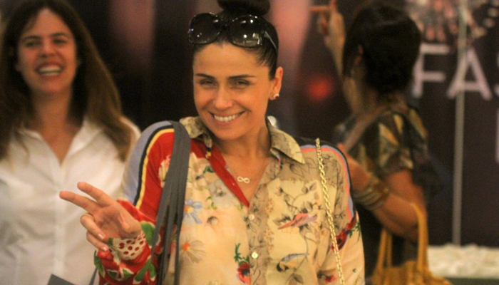 Giovanna Antonelli passeia por shopping com pé enfaixado
