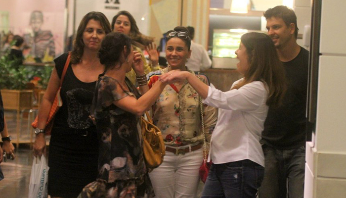 Giovanna Antonelli passeia por shopping com pé enfaixado