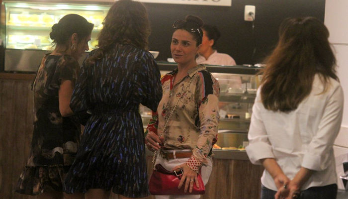 Giovanna Antonelli passeia por shopping com pé enfaixado