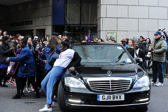 Fãs de Justin Bieber param o tráfego em Londres
