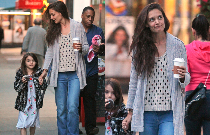 Katie Holmes faz caretas para fotógrafo em Nova York