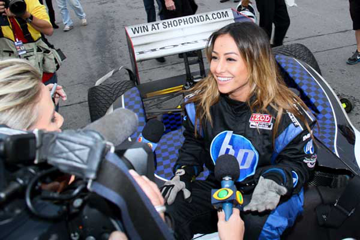 Sabrina Sato agita os boxes e entra em carro da Fórmula Indy 