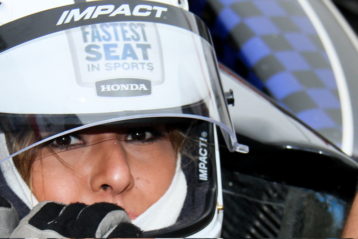 Sabrina Sato agita os boxes e entra em carro da Fórmula Indy 