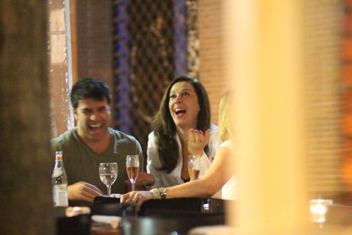 Claudia Raia e Jarbas namoram na noite carioca
