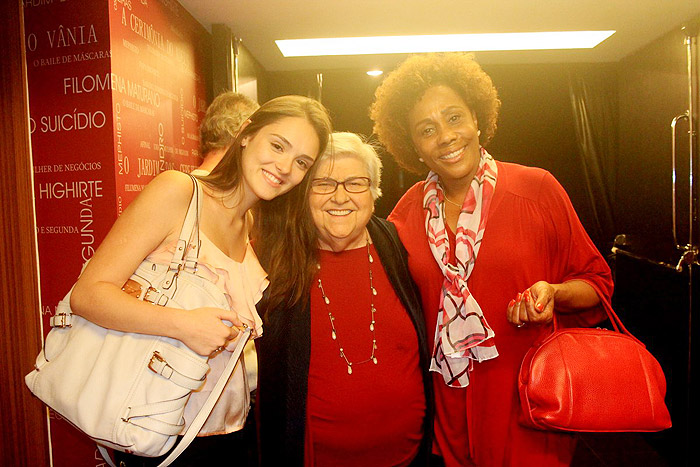 Isabele Drummond, Dhu Moraes e a mamãe prestigiam Jorge Fernando