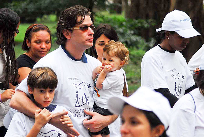 Fábio Assunção leva os filhos para Caminhada dos Sonhos