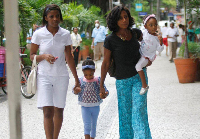 Glória Maria passeia pelo Leblon com as filhas