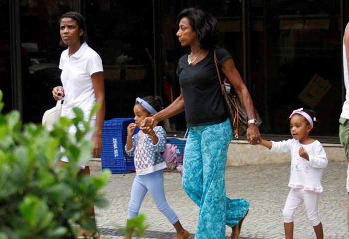 Glória Maria passeia pelo Leblon com as filhas