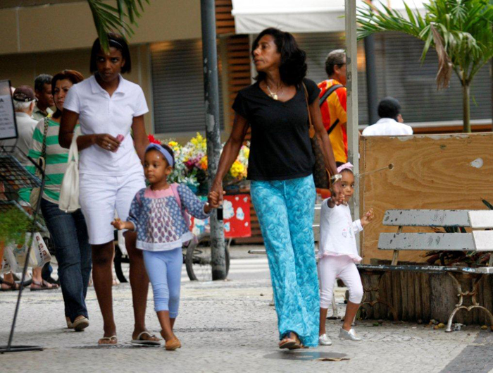 Glória Maria passeia pelo Leblon com as filhas