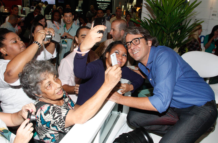 Alexandre Borges e Aline Barros vão à  feira de ótica em SP