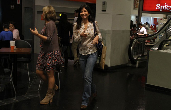 Ana Lima cumprimenta paparazzo em shopping do Rio - O Fuxico