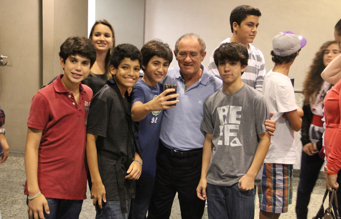 Renato Aragão é cercado por fãs em passeio no shopping - O Fuxico