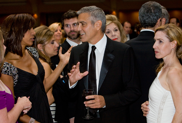 George Clooney é cercado por mulheres em jantar de gala