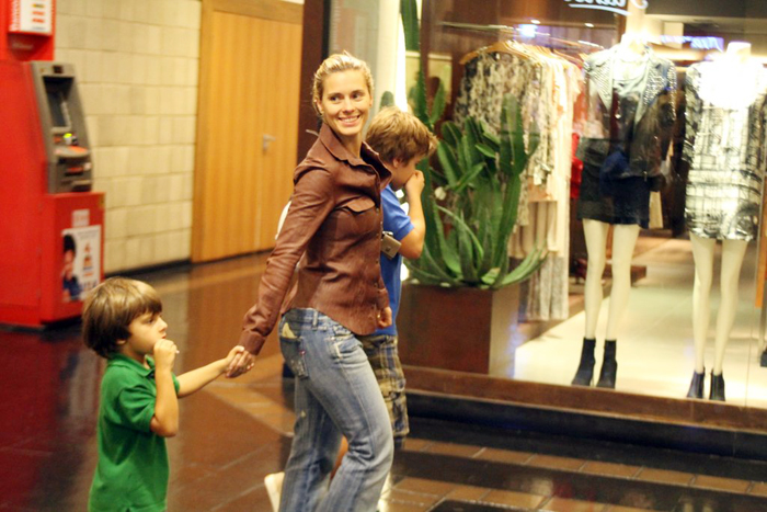 Carolina Dieckmann passeia no shopping com os filhos