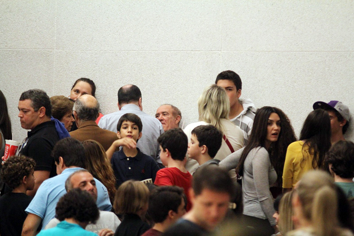 Renato Aragão é cercado por fãs em passeio no shopping