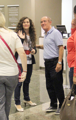 Renato Aragão com a filha em passeio no shopping