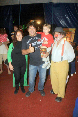 Roberto Bataglin com o filho, a mulher e um dos palhaços do circo