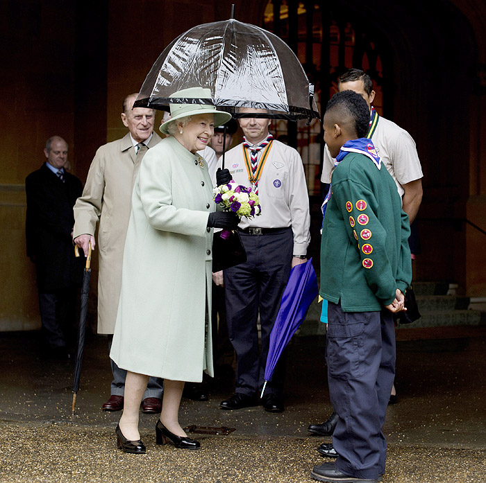 Rainha Elizabeth II recebe flores de escoteiro moderninho, em Windsor