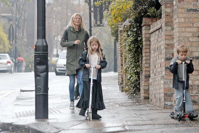 Gwyneth Paltrow passeia com os filhos debaixo de chuva