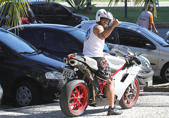 Ex-BBB Yuri circula com moto potente pela Barra da Tijuca
