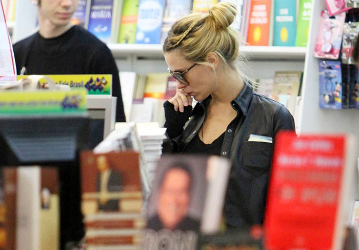 Carolina Dieckmann compra livro em aeroporto