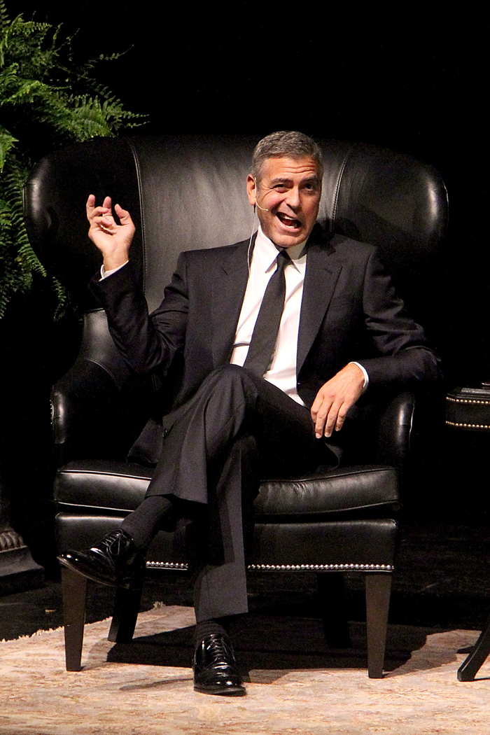 George Clooney é aplaudido de pé em entrevista
