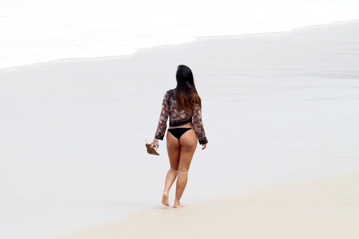 Carol Nakamura mostra corpão em fotos sensuais na praia