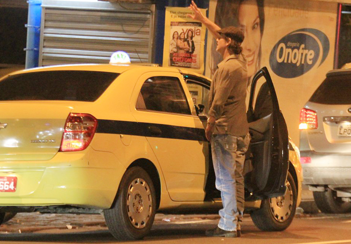 Marcello Novaes pega táxi no Rio