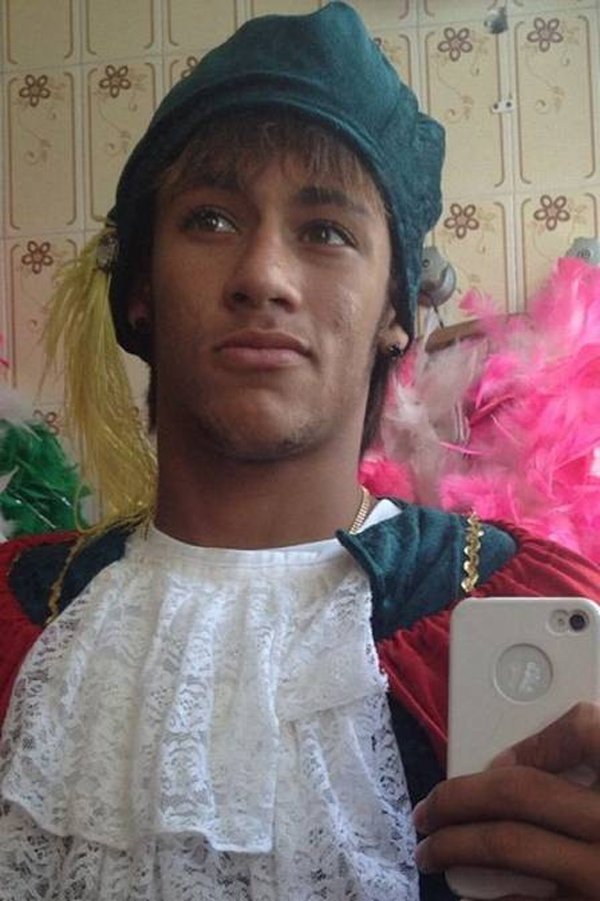 Neymar vira Romeu e Gladiador em festa