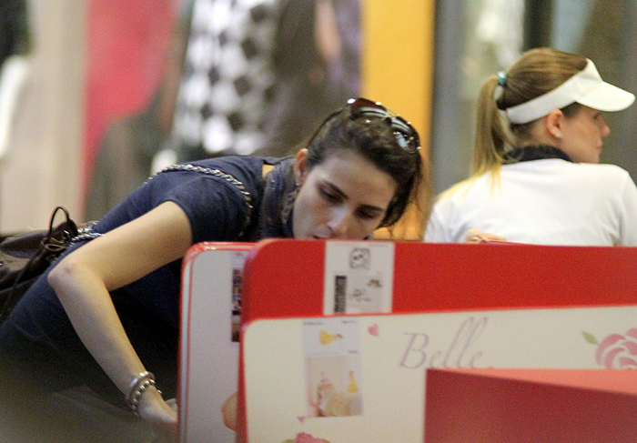 Fernanda Tavares passeia em shopping carioca