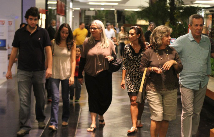 Fernanda Pontes e Giovanna Lancellotti passeiam em shoppings cariocas - O Fuxico