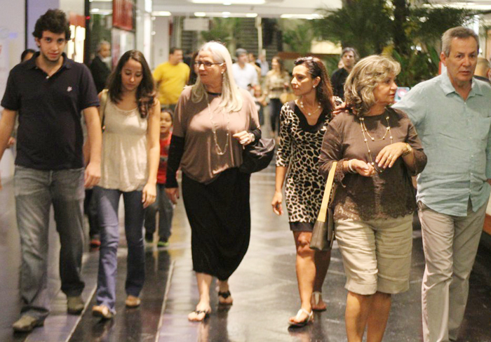 Vera Holtz vai às compras em shopping, no Rio