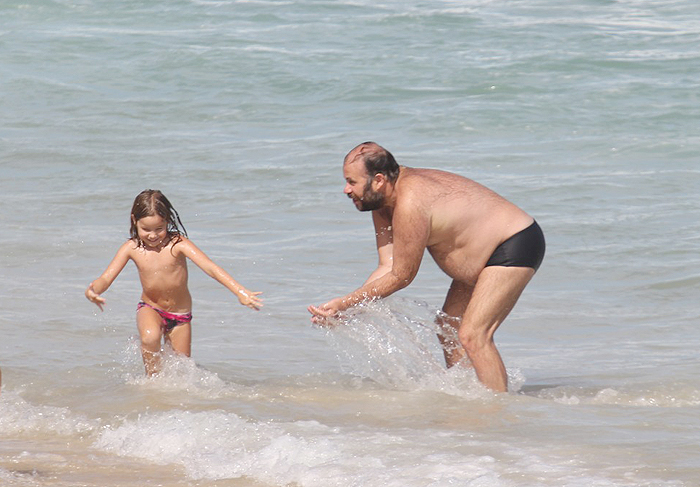 Otávio Müller quase perde a sunga em mar carioca 