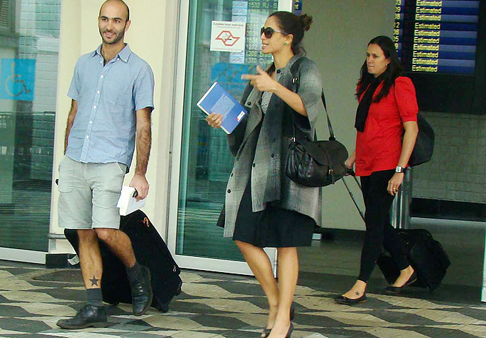 Camila Pitanga desembarca em aeroporto carioca