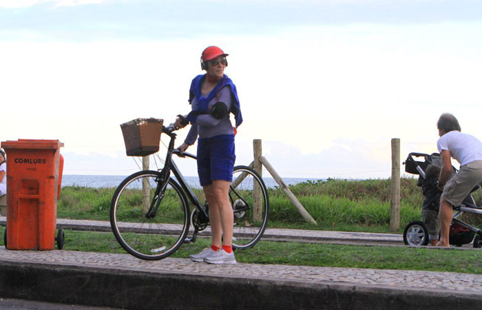 Christiane Torloni pedala pela orla da Barra da Tijuca - O Fuxico