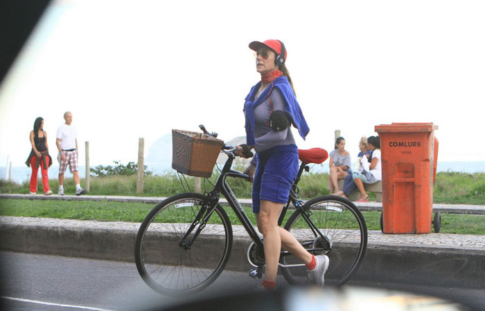 Christiane Torloni pedala pela orla da Barra da Tijuca - O Fuxico